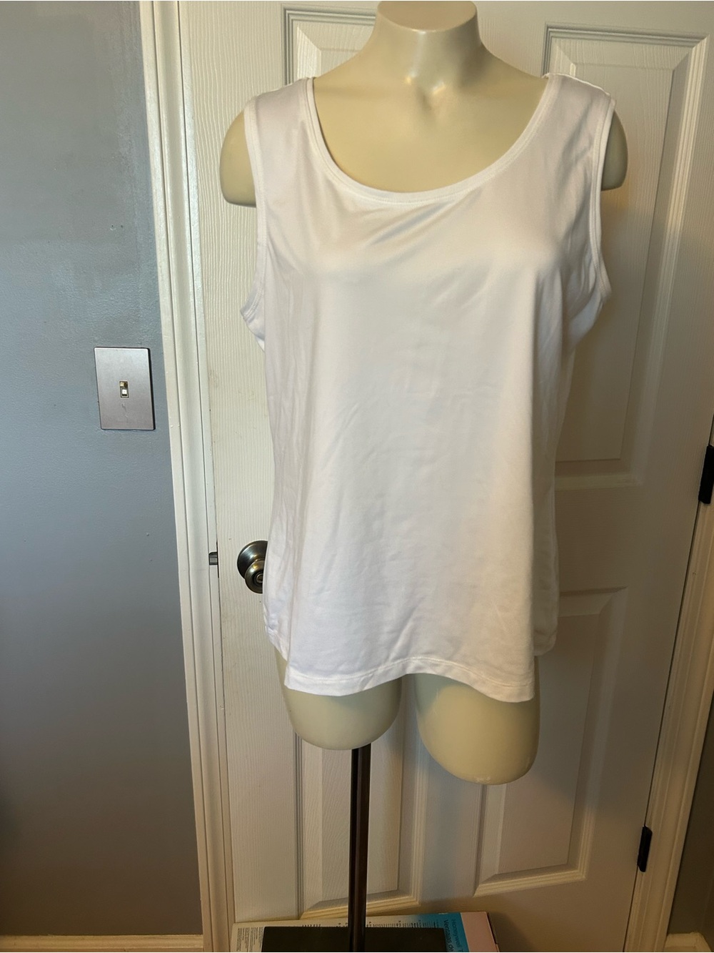212 Collection White Scoop Neck Tank Top